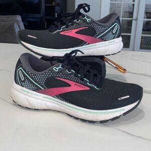 Brooks Women's Black and Pink Athletic Shoes